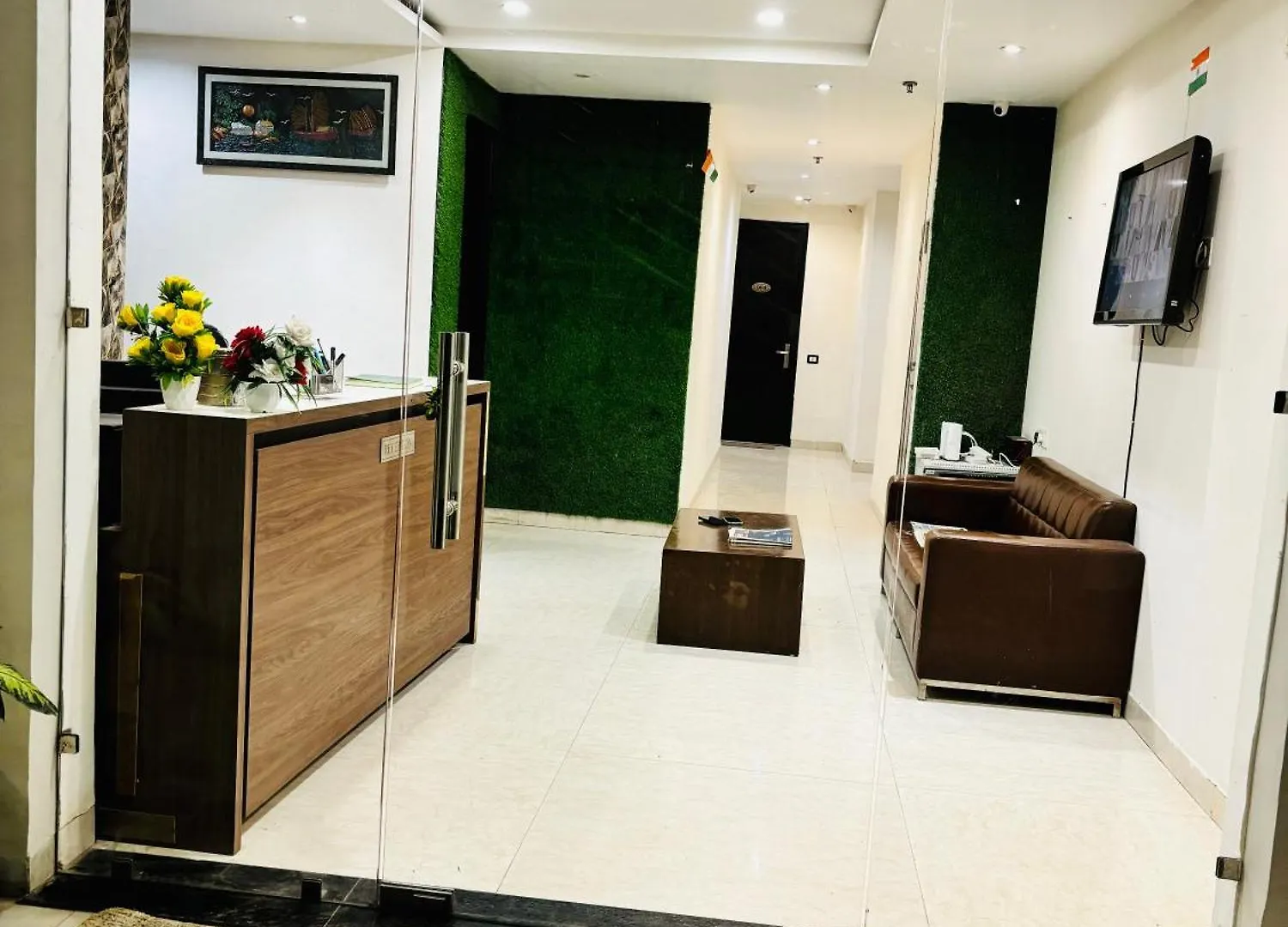 Hotel Lycoris Zirakpur Chandigarh !! Top Rated & Most Awarded Property In Tricity !! Main Highway Hotel