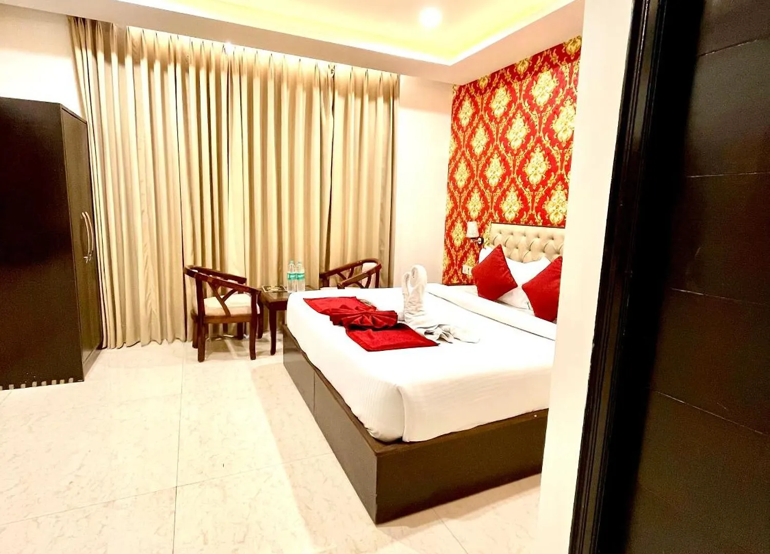 ****  Hotel Lycoris Zirakpur Chandigarh !! Top Rated & Most Awarded Property In Tricity !! Main Highway Hotel India