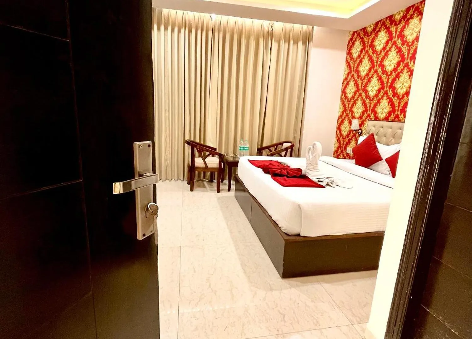 Hotel Lycoris Zirakpur Chandigarh !! Top Rated & Most Awarded Property In Tricity !! Main Highway Hotel 4*,
