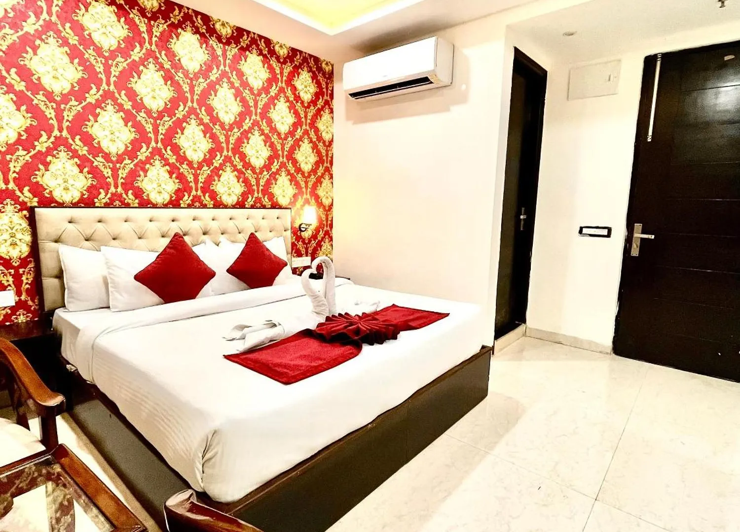 Hotel Lycoris Zirakpur Chandigarh !! Top Rated & Most Awarded Property In Tricity !! Main Highway Hotel