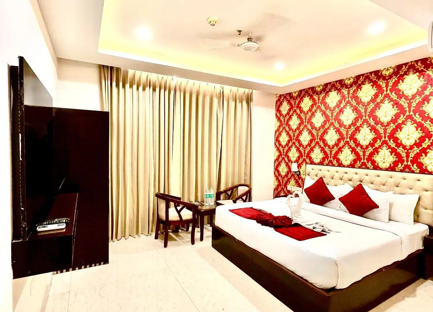 Hotel Lycoris Zirakpur Chandigarh !! Top Rated & Most Awarded Property In Tricity !! Main Highway Hotel